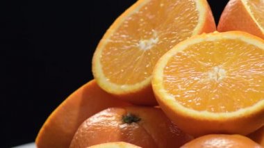 Taze ve doğal portakallar kesilmiş ve tüm kıvrımlı