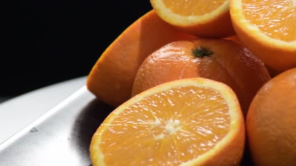 Naranjas Frescas Naturales Cortadas Giratorias Enteras Una Bandeja Negra — Vídeo de stock