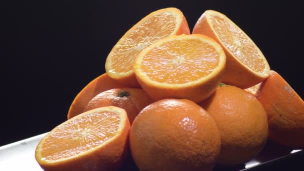 Naranjas Frescas Cortadas Enteras Una Pila Giratoria — Vídeo de stock