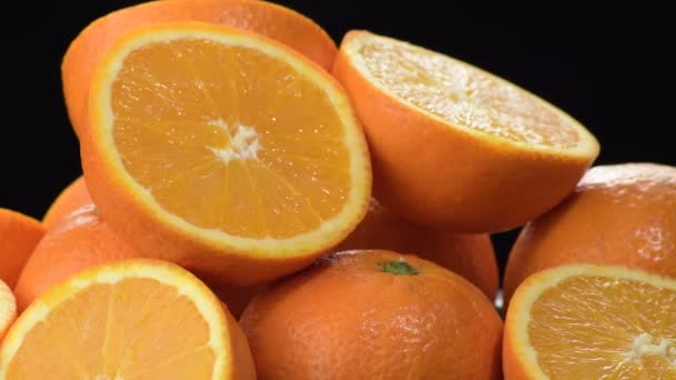 Montaña Naranjas Frescas Cortadas Giratorias Enteras — Vídeo de stock