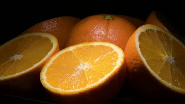 Pomarańcze Owoce Cięcia Gyrating Czarnym Tle — Wideo stockowe