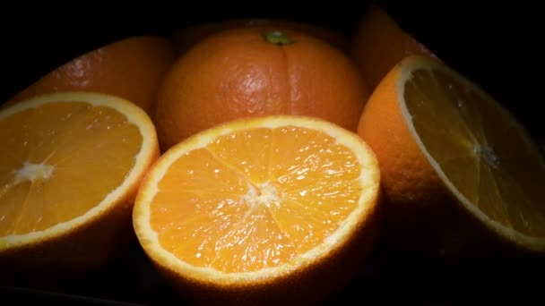Свежие Апельсины Фрукты Резки Gyrating Черным Фоном — стоковое видео