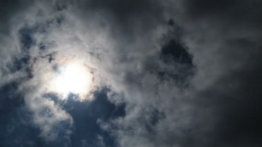 Bulutlar güneşin üzerinde hareket ediyor Bulutlu bir gün