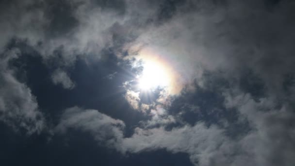 Stormachtige Wolken Komen Bewegen Zon Een Bewolkte Dag Tijd — Stockvideo