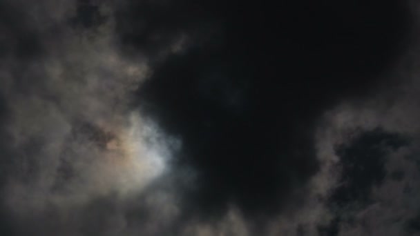Nuvens Negras Movendo Sobre Sol Dia Tempestuoso Lapso Tempo — Vídeo de Stock