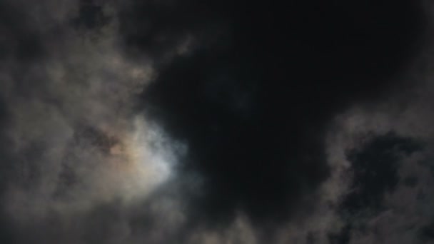 Nuages noirs se déplaçant au-dessus du soleil un jour orageux dans le temps 