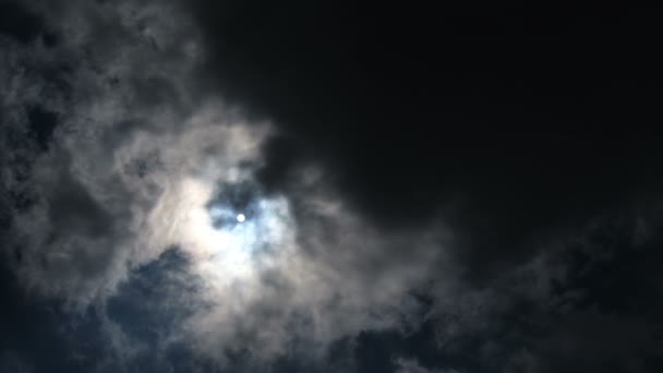Черные Облака Движутся Над Солнцем Бурный День Времени — стоковое видео