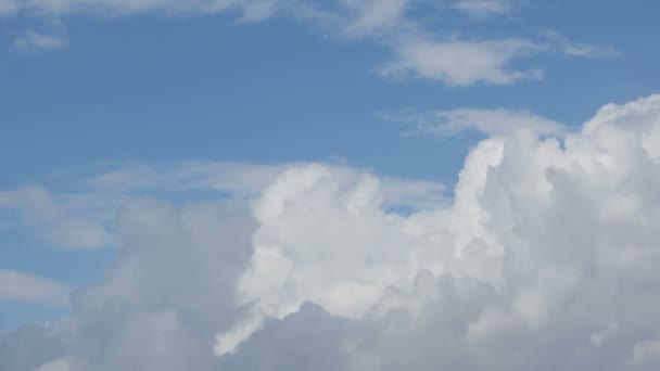 Chmury Niebieskim Niebie Poruszają Się Szybko Timelapse — Wideo stockowe
