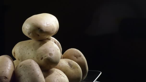 Potatoes Mountain Gyrating Black Background Solanum Tuberosum — ストック動画