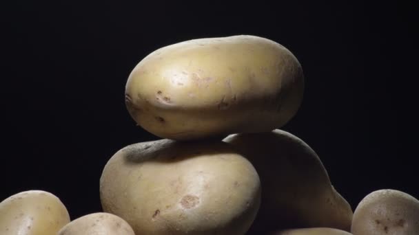 Batatas Girando Fundo Preto Solanum Tuberosum — Vídeo de Stock