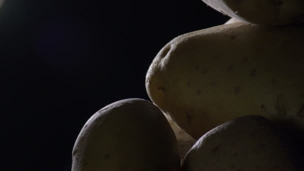 Natuurlijke Rauwe Aardappelen Groenten Een Berg Draaiend Solanum Tuberosum — Stockvideo