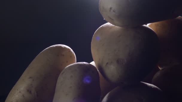 Batatas Cruas Uma Montanha Girando Fundo Preto Solanum Tuberosum — Vídeo de Stock