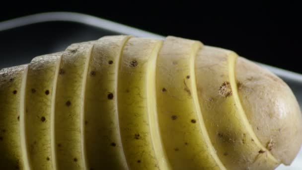 Natürlich Geschnittene Kartoffel Kreiselnd Auf Einem Schwarzen Tablett Solanum Tuberosum — Stockvideo