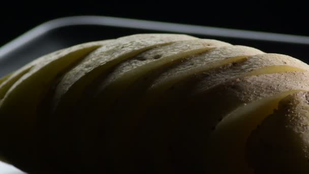 Batata Natural Corte Girando Uma Bandeja Preta Solanum Tuberosum — Vídeo de Stock