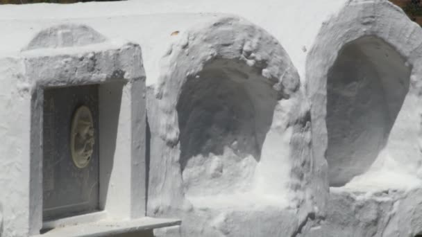 Κόγχες Και Ασβεστωμένοι Λευκοί Τάφοι Στο Στρογγυλό Νεκροταφείο Στη Σαγιαλόγκα — Αρχείο Βίντεο