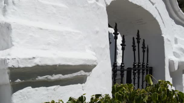 Rustieke Zuilen Met Kapitelen Ingang Een Witte Andalusische Begraafplaats — Stockvideo