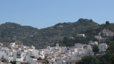 Sayalonga, Endülüs köyü. Beyaz evleri ve dağları var. İspanya.