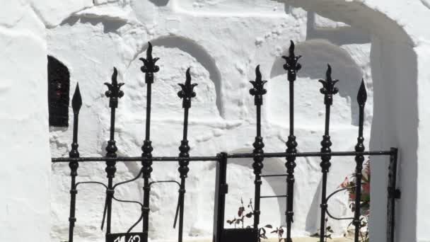 Barras Pretas Entrada Cemitério Andaluz Branco — Vídeo de Stock