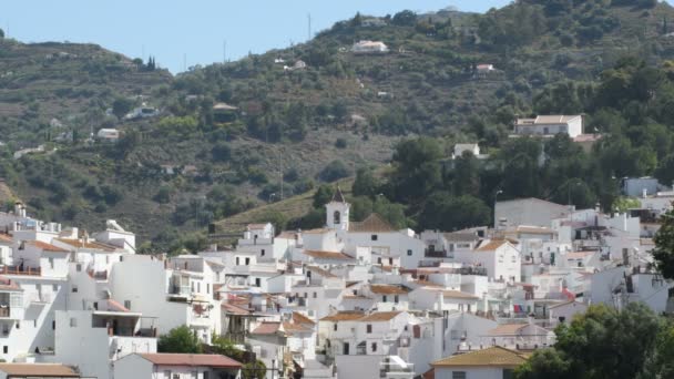 Sayalonga Andalusisches Dorf Mit Weißen Häusern Und Kirche Einem Sonnigen — Stockvideo