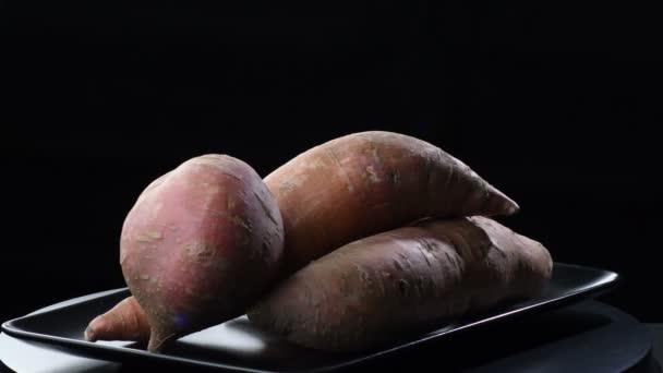 Batatas Doces Girando Uma Bandeja Preta Ipomoea Batatas — Vídeo de Stock