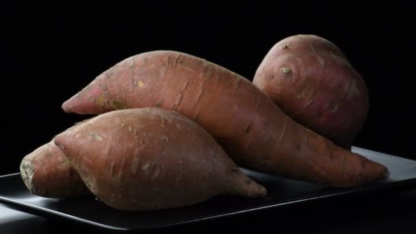 Zoete Aardappelen Een Berg Draaiend Zwart Dienblad Ipomoea Batatas — Stockvideo