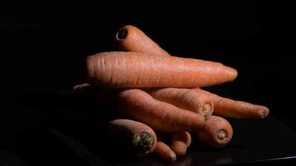 Las Zanahorias Hortalizas Pila Girando Con Fondo Negro Daucus Carota — Vídeo de stock