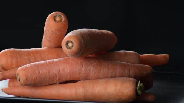 Syrová Přírodní Mrkvová Zelenina Otáčející Hromadě Daucus Carota — Stock video