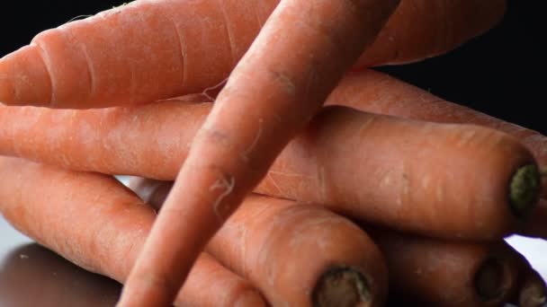 Cenouras Cruas Girando Uma Bandeja Preta Daucus Carota — Vídeo de Stock