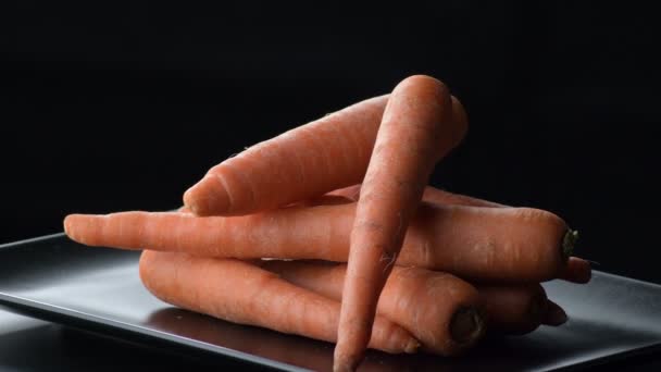 Морква Звисає Чорному Лотку Карота Дука — стокове відео