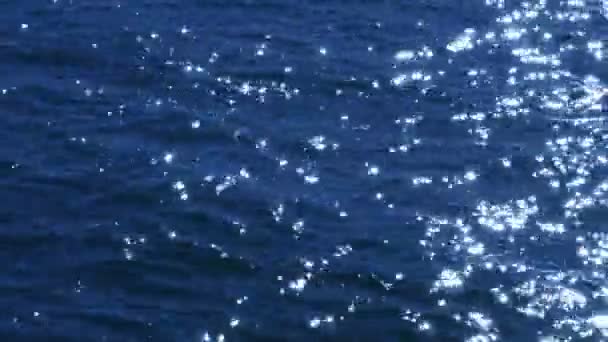 Σπινθήρες Στα Κύματα Της Γαλάζιας Θάλασσας — Αρχείο Βίντεο