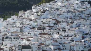 Güneş batarken tipik bir Akdeniz kasabasının panoramik manzaralı beyaz evleri