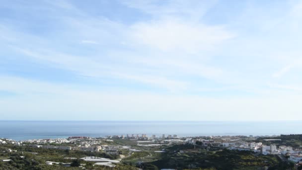 Vista Panorámica Del Mar Cielo Azul Edificios Costeros Carretera Con — Vídeo de stock