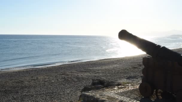 日落时海滩上一座古堡的旧大炮 — 图库视频影像