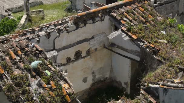 Крыша Старого Разрушенного Дома Разрушена — стоковое видео