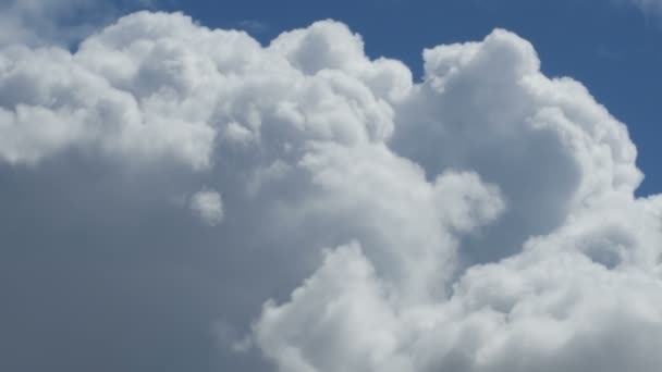 Nuages blancs dans le ciel bleu se déplaçant dans le temps 