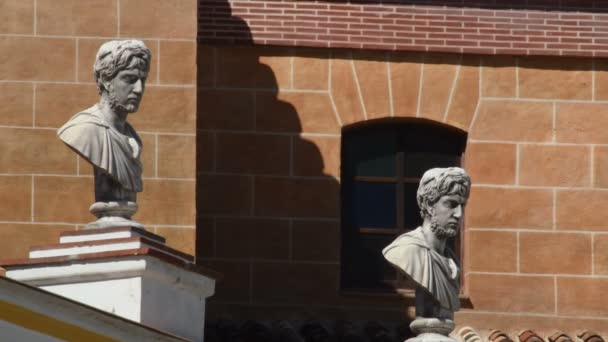 Bustos Clássicos Gregos Uma Casa Mediterrânea Dia Ensolarado Torrox Espanha — Vídeo de Stock