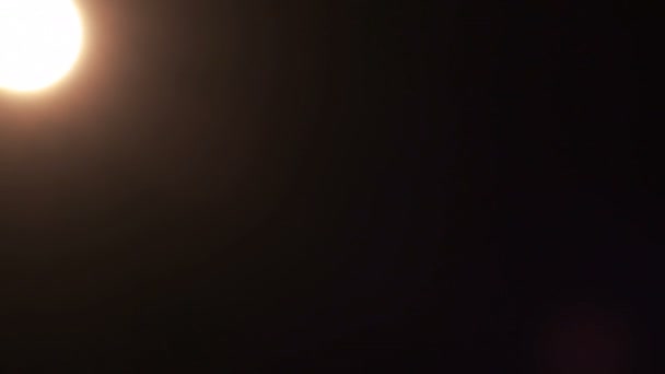 Soleil au coucher du soleil passant dans le temps 