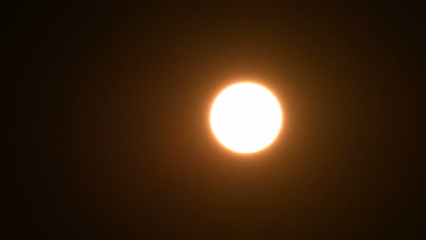 Αληθινός Ήλιος Στο Σκοτεινό Ουρανό Λάμπει Στο Ηλιοβασίλεμα — Αρχείο Βίντεο