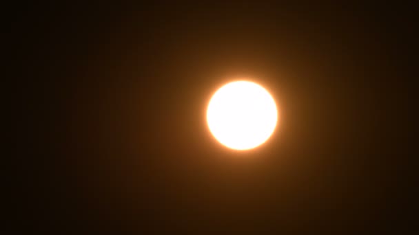 Le vrai soleil dans le ciel sombre brille au coucher du soleil 