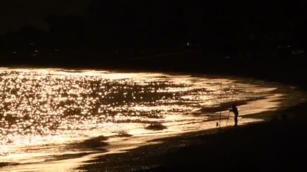 Wędkarstwo Rybackie Plaży Zachodzie Słońca — Wideo stockowe