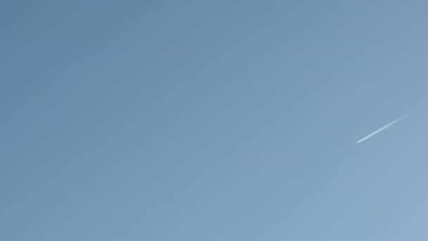 Reator Jato Cruzando Céu Azul Deixando Rastro Branco — Vídeo de Stock