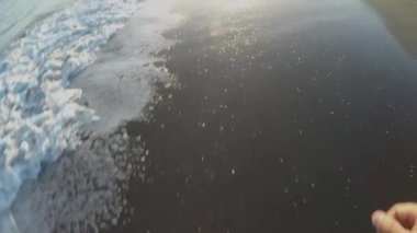 Gün batımında plajda koşan koşucunun öznel görüntüsü.
