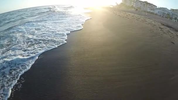 Eerste Persoon Zicht Mensen Wandelen Het Strand Bij Zonsondergang Slow — Stockvideo