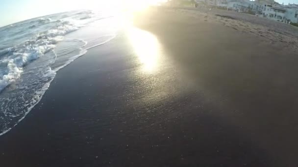 第一眼看到的是日落时分人们缓缓地在海滩上奔跑 — 图库视频影像