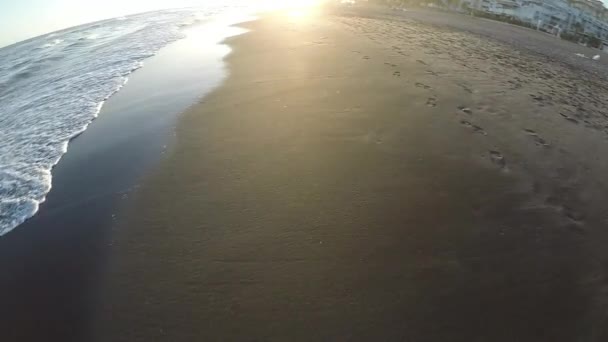 Vista Primeira Pessoa Pessoas Correndo Praia Pôr Sol Lento — Vídeo de Stock