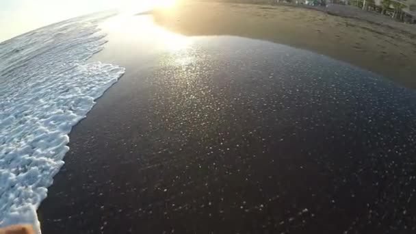 Vista Soggettiva Del Corridore Che Corre Spiaggia Tramonto Slow — Video Stock