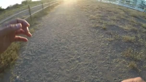 ゆっくりと日没の道を走る走者の主観的見解 — ストック動画