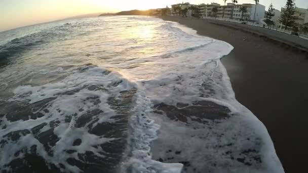 Strandspaziergang Bei Sonnenuntergang Blick Auf Die Erste Person — Stockvideo