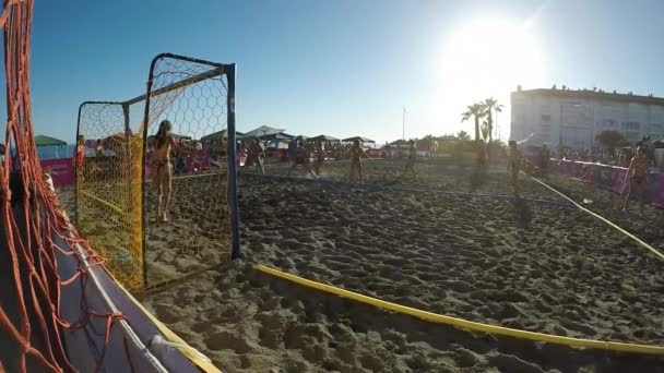 遅い動きで日没時の女性のビーチハンドボールの試合で目標と遊ぶ — ストック動画