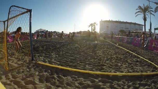 Ragazze Che Giocano Una Partita Pallamano Spiaggia Nella Sabbia Tramonto — Video Stock